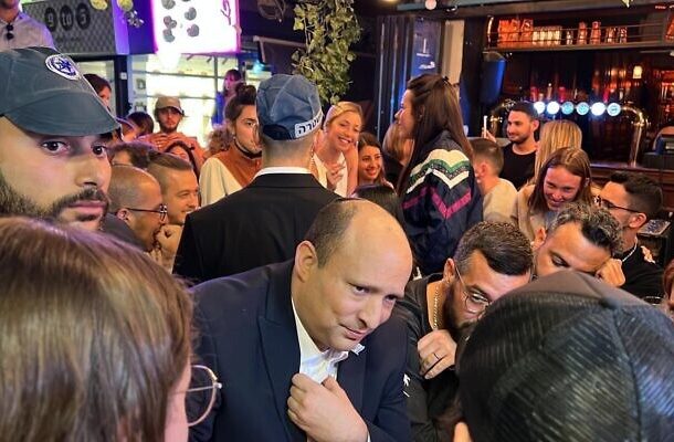 El primer ministro Naftali Bennett asiste a la reapertura del bar Ilka de Tel Aviv días después de que fuera atacado en un ataque terrorista, el 11 de abril de 2022 (Cortesía)