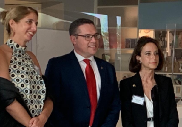 De izq. A dcha.- Prof. Noa Shenkar, bióloga marina de la Facultad de Ciencias de la Vida en la Universidad de Tel Aviv (TAU); Amos Elad, vicepresidente de Desarrollo de Recursos de la TAU; y Helen Deller, embajadora de Ecuador en Israel; hoy, domingo, en un evento en la TAU para homenajear a los científicos israelíes que participaron en febrero en el proyecto de cooperación con las Islas Galápagos.