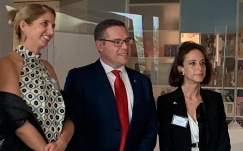 De izq. A dcha.- Prof. Noa Shenkar, bióloga marina de la Facultad de Ciencias de la Vida en la Universidad de Tel Aviv (TAU); Amos Elad, vicepresidente de Desarrollo de Recursos de la TAU; y Helen Deller, embajadora de Ecuador en Israel; hoy, domingo, en un evento en la TAU para homenajear a los científicos israelíes que participaron en febrero en el proyecto de cooperación con las Islas Galápagos.