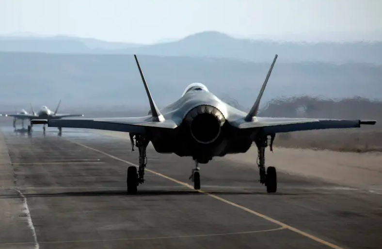 Se ve un avión F35 israelí en la pista durante "Bandera Azul", un ejercicio aéreo organizado por Israel (Crédito de la foto: REUTERS)