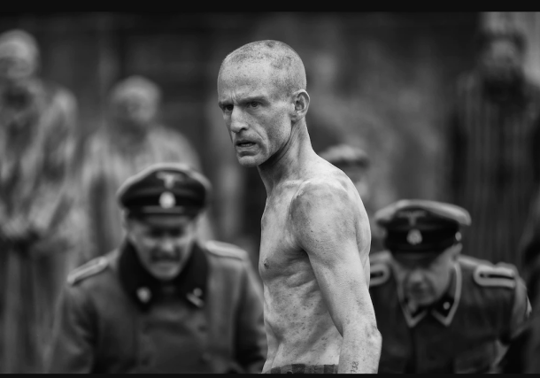 Para las escenas ambientadas en Auschwitz, Ben Foster dijo que se negaba a comer para que su cuerpo pareciera demacrado como tributo a los sobrevivientes reales. (Leo Pinter/HBO)