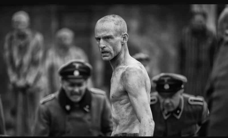 Para las escenas ambientadas en Auschwitz, Ben Foster dijo que se negaba a comer para que su cuerpo pareciera demacrado como tributo a los sobrevivientes reales. (Leo Pinter/HBO)