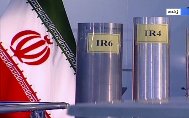En esta captura de pantalla del 6 de junio de 2018 de la Radiodifusión de la República Islámica de Irán, IRIB, la televisión estatal, se muestran tres versiones de centrífugas construidas en el país en un programa de televisión en vivo de Natanz, una planta iraní de enriquecimiento de uranio, en Irán (IRIB a través de PA)