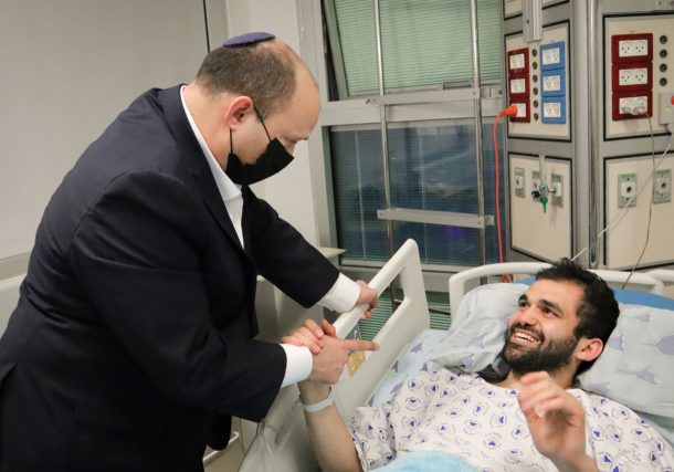 PM Bennett visita a personas que resultaron heridas en el ataque terrorista de la calle Dizengoff