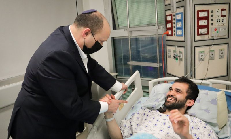 PM Bennett visita a personas que resultaron heridas en el ataque terrorista de la calle Dizengoff