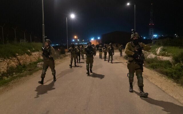 Se ve a soldados de las FDI operando en Cisjordania, en una imagen publicada por el ejército el 2 de abril de 2022. (Fuerzas de Defensa de Israel)