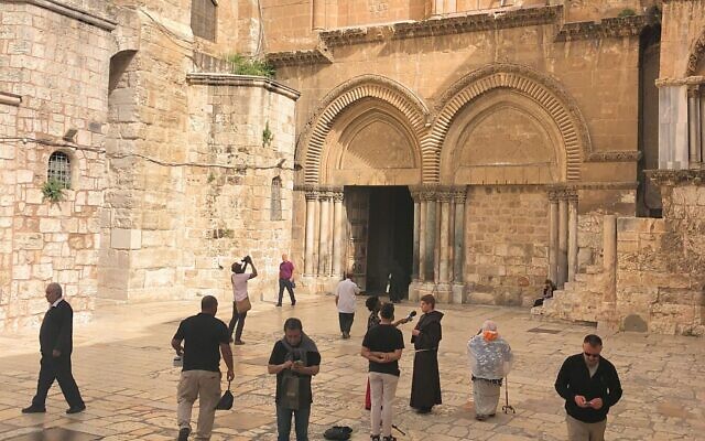 Fachada de la época de los cruzados de la Iglesia del Santo Sepulcro en la Ciudad Vieja de Jerusalén, el 11 de abril de 2022. (Amanda Borschel-Dan/The Times of Israel)