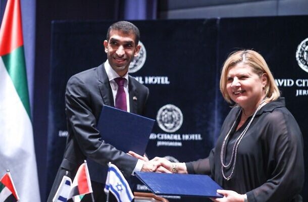 La ministra de Economía, Orna Barbivai (der.), firma el acuerdo de libre comercio entre Israel y los EAU en Jerusalén con Thani bin Ahmed Al Zeyoudi, ministra de Estado de Comercio Exterior de los EAU (Gideon Sharon/GPO)