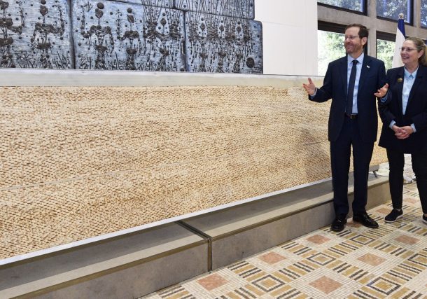 Matzá presidencial: la matzá más grande de Israel exhibida en la residencia del presidente