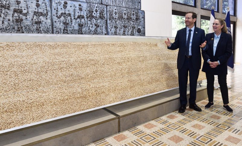 Matzá presidencial: la matzá más grande de Israel exhibida en la residencia del presidente
