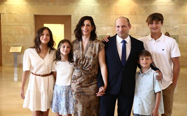 El primer ministro Naftali Bennett, su esposa Gilat y sus cuatro hijos en la Knesset, el 13 de junio de 2021. (Naftali Bennett/Instagram)