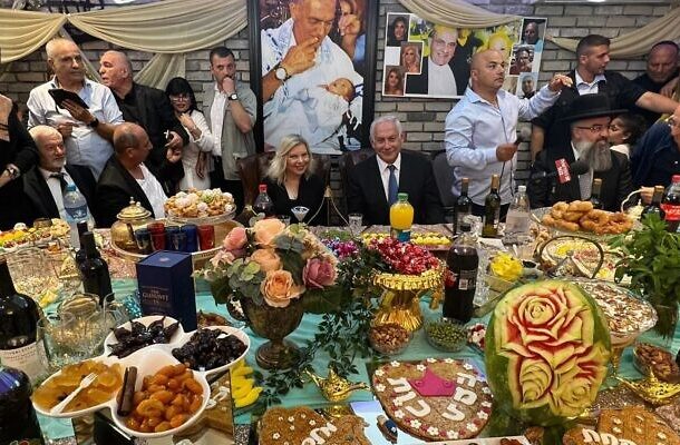 El ex primer ministro y actual líder de la oposición, Benjamin Netanyahu, asiste a una celebración de Mimouna en Or Akiva, el 23 de abril de 2022. (Cortesía del Partido Likud)