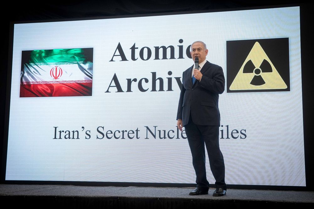 El primer ministro Benjamin Netanyahu expone archivos que prueban el programa nuclear de Irán en una conferencia de prensa en Tel Aviv, el 30 de abril de 2018. (Miriam Alster / Flash 90)