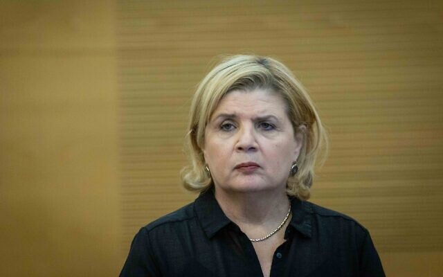 La ministra de Economía, Orna Barbivai, en la Knesset en Jerusalén el 6 de octubre de 2021. (Yonatan Sindel/Flash90)