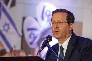 Herzog indulta a ucraniano que quiere volver a casa para combatir contra los rusos