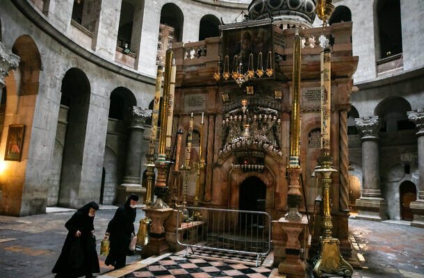 Los visitantes recorren la Iglesia del Santo Sepulcro en la Ciudad Vieja de Jerusalén, el 10 de marzo de 2021. (Olivier Fitoussi/Flash90)