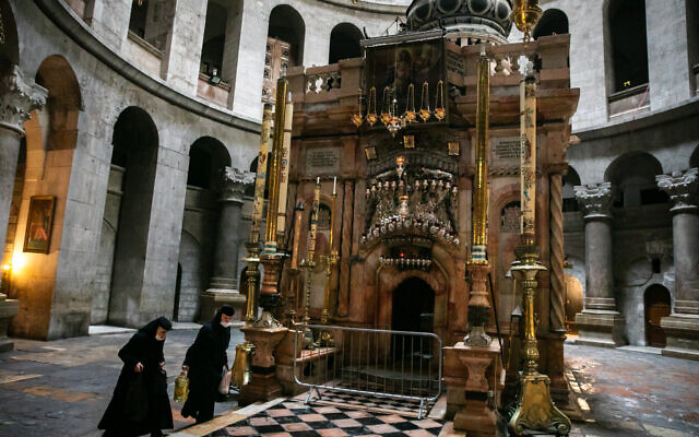 Los visitantes recorren la Iglesia del Santo Sepulcro en la Ciudad Vieja de Jerusalén, el 10 de marzo de 2021. (Olivier Fitoussi/Flash90)