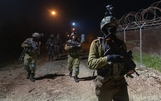 Se ve a soldados de las FDI operando en Cisjordania, en una imagen publicada por el ejército el 2 de abril de 2022. (Fuerzas de Defensa de Israel)
