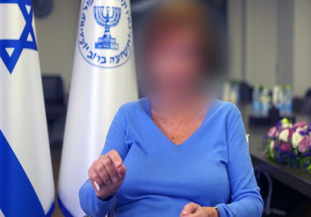La ex agente del Mossad 'Silvia', cuyo nombre completo y rostro están clasificados, gesticula en un cuadro tomado de un video en el que comparte su testimonio sobre el Holocausto en el Zikaron Basalon del Mossad en el Día de Conmemoración del Holocausto de 2022. (Crédito de la foto: CORTESÍA DEL MOSSAD)