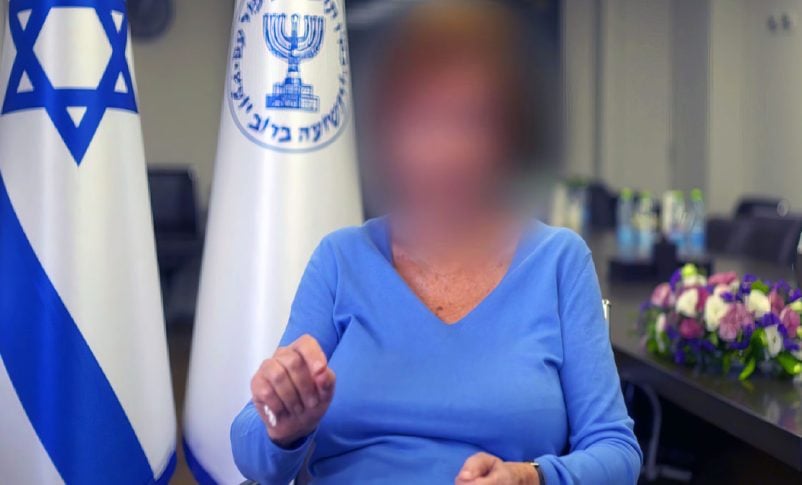 La ex agente del Mossad 'Silvia', cuyo nombre completo y rostro están clasificados, gesticula en un cuadro tomado de un video en el que comparte su testimonio sobre el Holocausto en el Zikaron Basalon del Mossad en el Día de Conmemoración del Holocausto de 2022. (Crédito de la foto: CORTESÍA DEL MOSSAD)