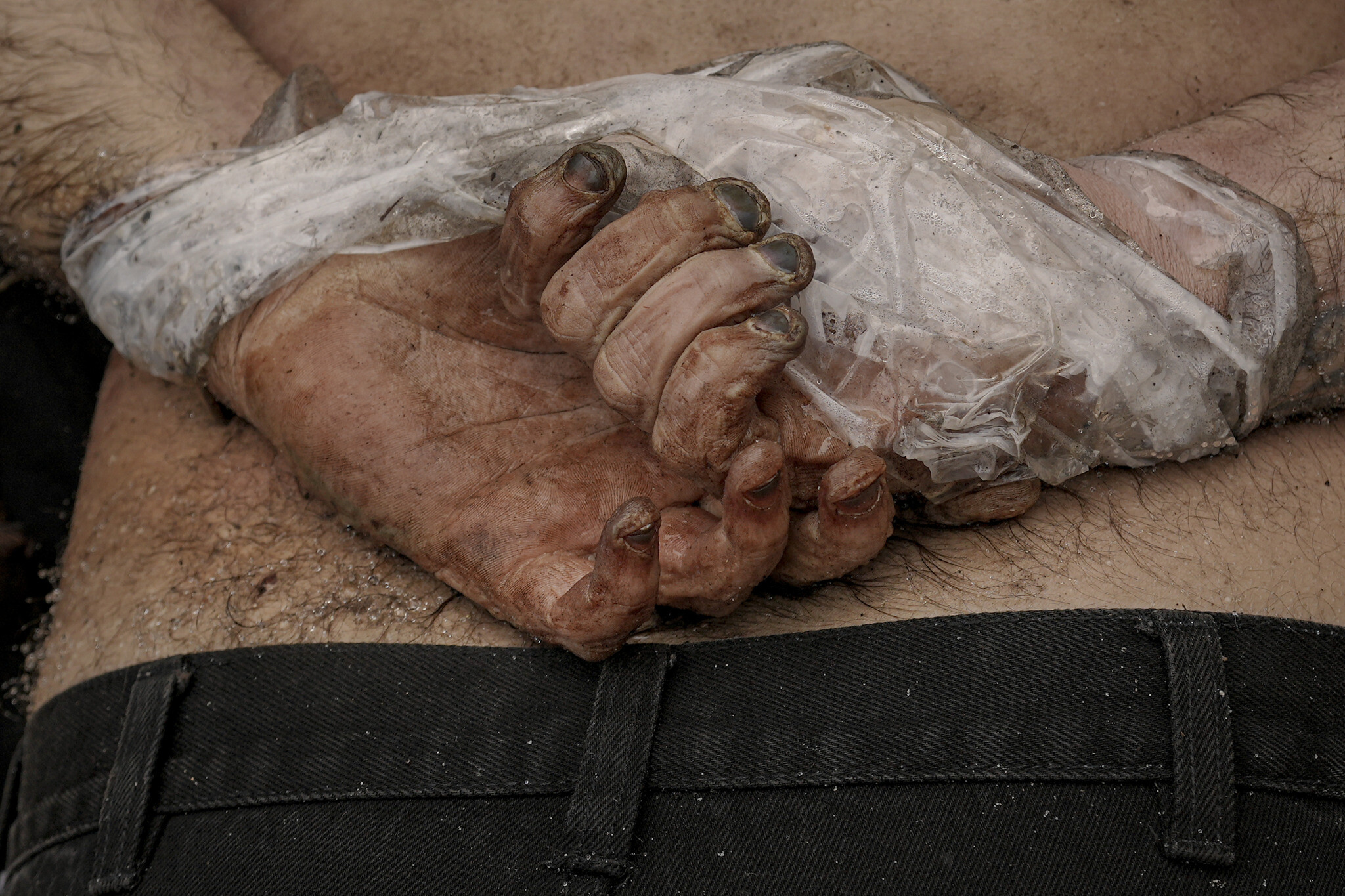 El cuerpo sin vida de un hombre con las manos atadas a la espalda yace en el suelo en Bucha, Ucrania, el domingo 3 de abril de 2022. (Foto AP/Vadim Ghirda)