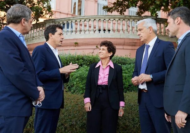 Los ministros De Pedro y Domínguez conversan en Casa Rosada con la embajadora israelí en Buenos Aires, Galit Ronen, una de las impulsoras del viaje que hará una nutrida delegación de políticos de nuestro país.