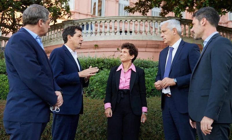Los ministros De Pedro y Domínguez conversan en Casa Rosada con la embajadora israelí en Buenos Aires, Galit Ronen, una de las impulsoras del viaje que hará una nutrida delegación de políticos de nuestro país.