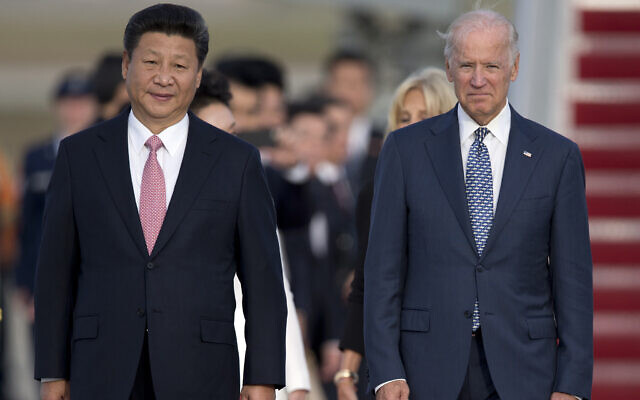 El presidente chino, Xi Jinping, y el entonces vicepresidente de EE. UU., Joe Biden, caminan por la alfombra roja en la pista durante una ceremonia de llegada en la Base de la Fuerza Aérea Andrews, Maryland, el 24 de septiembre de 2015. (AP Photo/Carolyn Kaster)