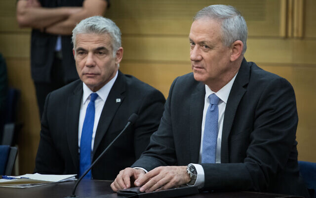 Benny Gantz (derecha) y Yair Lapid en la Knesset el 18 de noviembre de 2019. (Hadas Parush/Flash90)