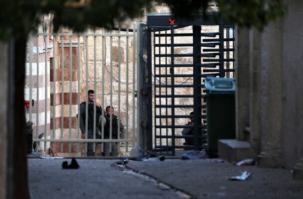 Agentes de la policía fronteriza israelí en la escena de un ataque con arma blanca, en la ciudad de Hebrón, en Cisjordania, el 10 de abril de 2022. (Wisam Hashlamoun/Flash90)