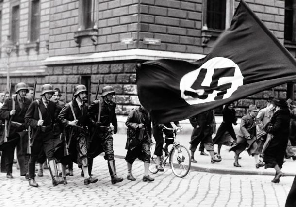 Jóvenes nazis celebran la toma de posesión de Austria por parte de Adolf Hitler, en Viena, el 12 de marzo de 1938. (Foto AP)