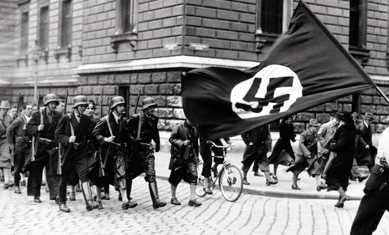 Jóvenes nazis celebran la toma de posesión de Austria por parte de Adolf Hitler, en Viena, el 12 de marzo de 1938. (Foto AP)