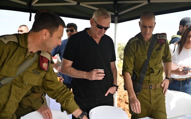 El ministro de Defensa, Benny Gantz, recorre un mirador en Cisjordania, el 1 de abril de 2022. (Ariel Hermoni/Ministerio de Defensa)