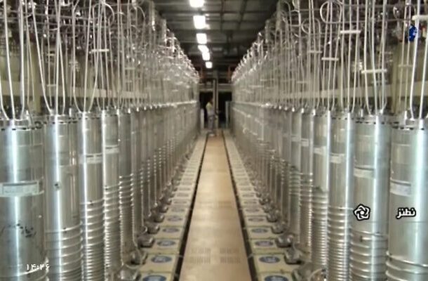 Radio Jai - Varias máquinas centrífugas se alinean en una sala de la instalación de enriquecimiento de uranio de Natanz, el 17 de abril de 2021. (captura de pantalla, Islamic Republic Iran Broadcasting - IRIB, vía AP)