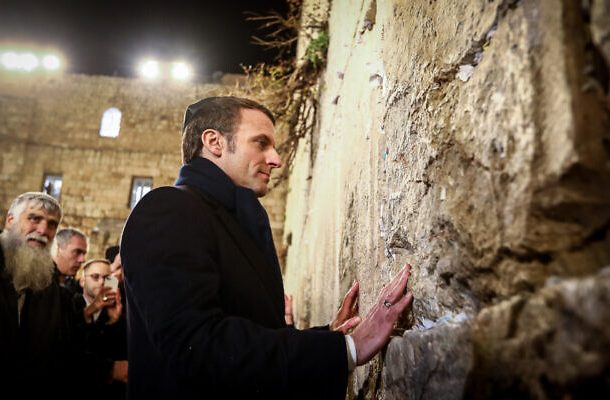El presidente francés, Emmanuel Macron, visita el Muro Occidental en la Ciudad Vieja de Jerusalén el 22 de enero de 2020. (Shlomi Cohen/Flash90)