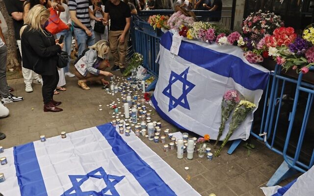 Los israelíes se reúnen en el lugar de un ataque a tiros la noche anterior en la calle Dizengoff en Tel Aviv el 8 de abril de 2022. (Jack Guez / AFP)