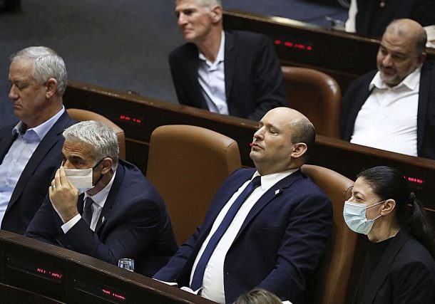 El primer ministro israelí, Naftali Bennett (centro), en la Knesset.EFE