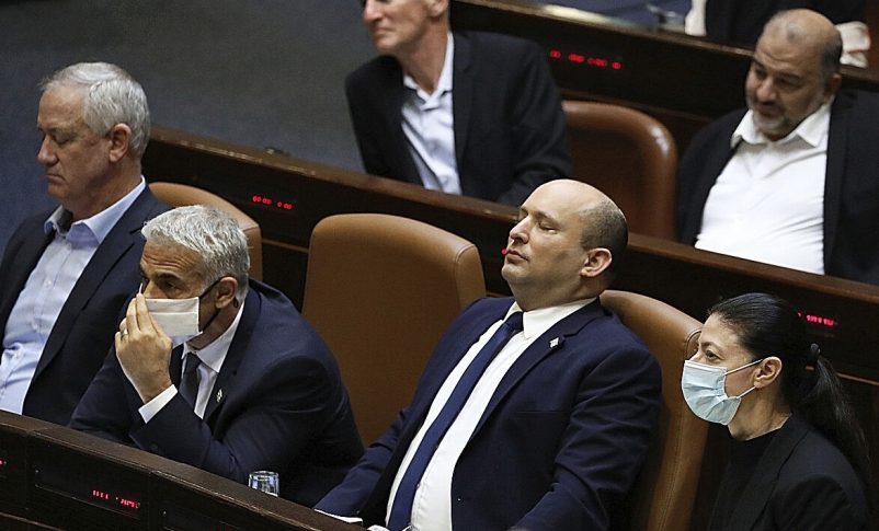 El primer ministro israelí, Naftali Bennett (centro), en la Knesset.EFE