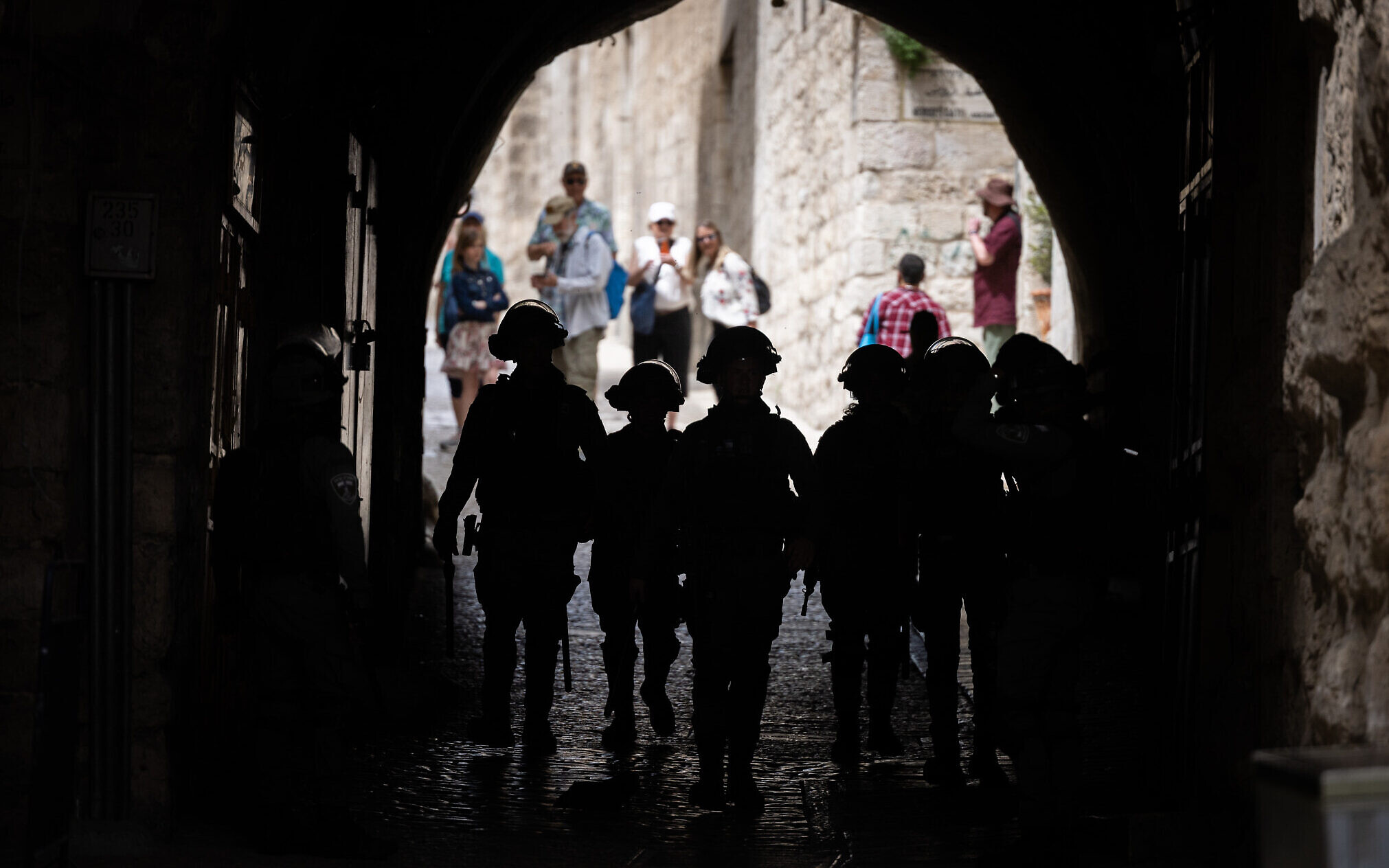 Se ve a policías israelíes durante los enfrentamientos fuera del Monte del Templo en la Ciudad Vieja de Jerusalén, el 17 de abril de 2022. (Yonatan Sindel/Flash90)