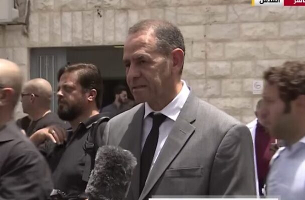 Anton Abu Akleh, hermano de la fallecida periodista de Al Jazeera Shireen Abu Akleh, habla con los medios minutos antes de que estallen los enfrentamientos entre la policía israelí y los dolientes palestinos el viernes 13 de mayo de 2022 (captura de pantalla: YouTube)