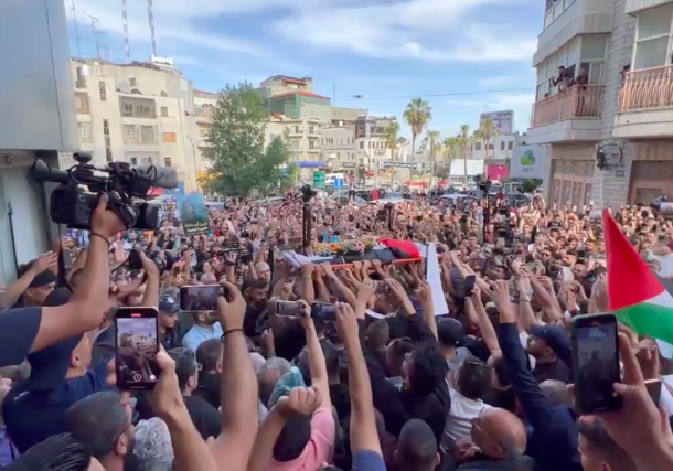 Miles de palestinos se despiden de la periodista de Al Jazzera en un tenso funeral en Jerusalén