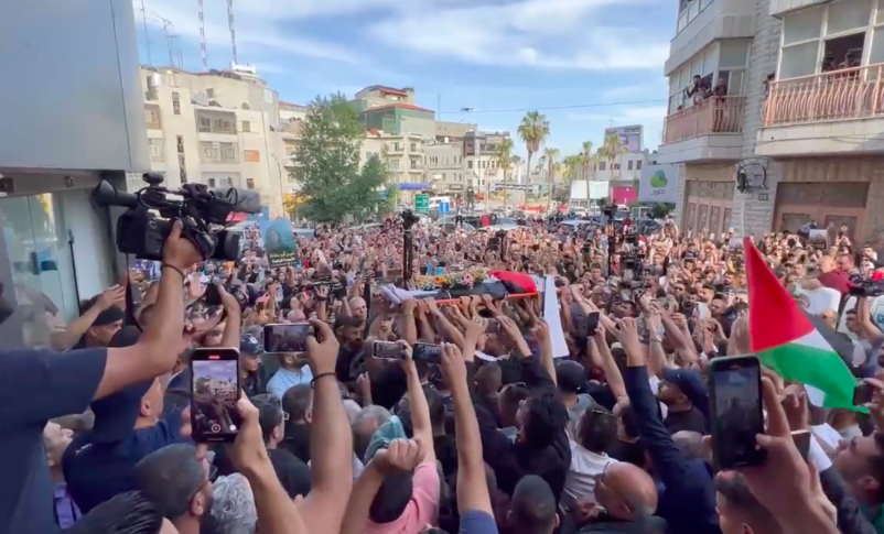 Miles de palestinos se despiden de la periodista de Al Jazzera en un tenso funeral en Jerusalén