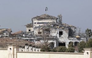 Una imagen tomada el 13 de marzo de 2022 muestra una vista de un edificio dañado tras un ataque nocturno en Erbil, la capital de la región autónoma kurda del norte de Irak. (Safin Hamed/AFP)