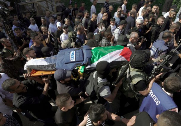 Militantes palestinos llevan el cuerpo de Shireen Abu Akleh, periodista de la cadena Al Jazeera, al depósito de cadáveres dentro del Hospital de la ciudad de Jenin, el 11 de mayo de 2022. (AP Photo/Majdi Mohammed)