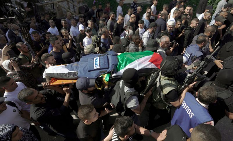 Militantes palestinos llevan el cuerpo de Shireen Abu Akleh, periodista de la cadena Al Jazeera, al depósito de cadáveres dentro del Hospital de la ciudad de Jenin, el 11 de mayo de 2022. (AP Photo/Majdi Mohammed)