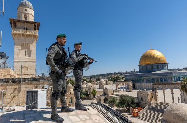 Oficiales de la policía fronteriza israelí montan guardia cerca del Monte del Templo en la Ciudad Vieja de Jerusalén, el 25 de mayo de 2022. (Yossi Aloni/Flash90)