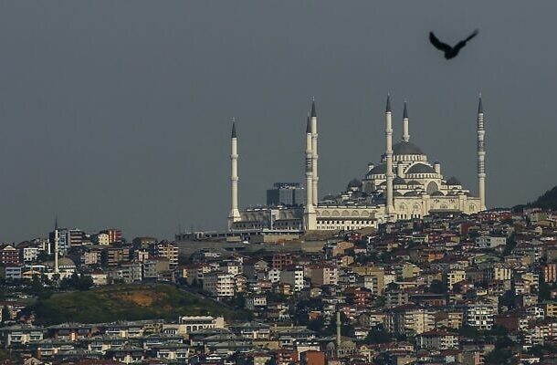 Una vista general de la Mezquita Camlica, la mezquita más grande de Asia Menor, en Estambul, Turquía, el 28 de abril de 2018. (Foto AP/Emrah Gurel/Archivo)