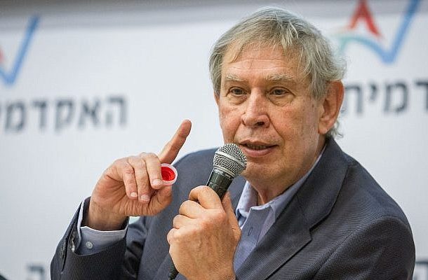 El exdirector del Mossad, Tamir Pardo, participa en la Conferencia de Estrategia y Defensa Meir Dagan en el Netanya Academic College, el 21 de marzo de 2018. (Meir Vaaknin/Flash90)