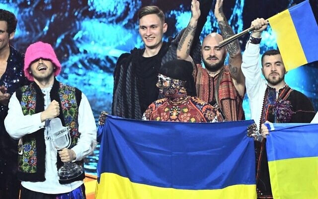 Los miembros de la banda 'Kalush Orchestra' celebran en el escenario con las banderas de Ucrania después de ganar en nombre de Ucrania el concurso de la Canción de Eurovisión 2022 el 14 de mayo de 2022 en la sede Pala Alpitour en Turín. (Marco BERTORELLO / AFP)