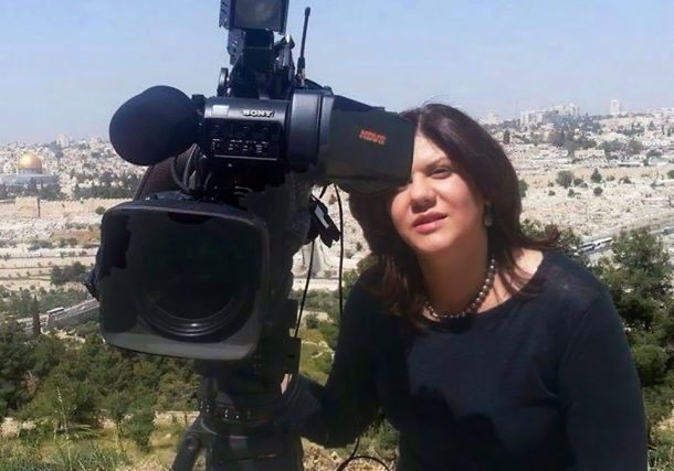 Radio Jai - En esta foto sin fecha facilitada por Al Jazeera Media Network, Shireen Abu Akleh, periodista de la cadena Al Jazeera, junto a una cámara de televisión con la Ciudad Vieja de Jerusalén de fondo. (Al Jazeera Media Network vía AP)